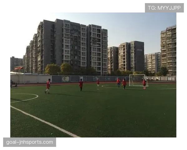 规则拆解型：足球比赛中交换场地的触发条件和执行流程是什么？